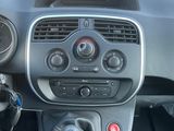 le tableau de bord d'une voiture, avec un volant et un voyant lumineux