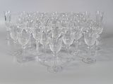 beaucoup de verres à vin vides sur la table