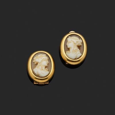 une paire de boucles d'oreilles en ivoire sculpté et or