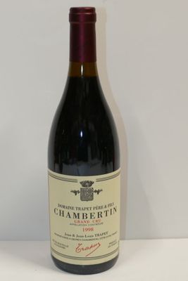 une bouteille de vin posée sur une table