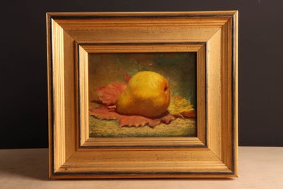 une peinture à l'huile représentant une poire posée sur une table, à côté d'une feuille