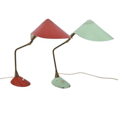 deux lampes de table rouges et vertes sur un fond blanc