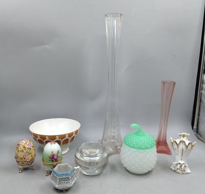 de nombreux vases et bols de toutes sortes posés sur une table