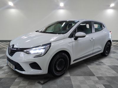 une voiture blanche est garée sur le sol à carreaux d'un garage