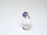 un gros plan d'une bague sertie d'un saphir beige et de diamants