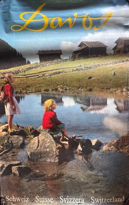deux enfants assis sur un rocher au bord de l'eau