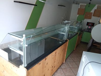 Deux vitrines réfrigérées (long. 170 et 130) et une petite vitrin...