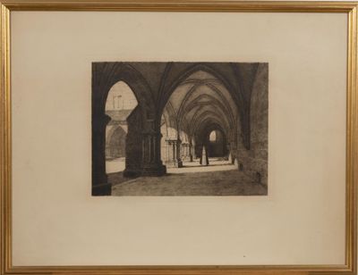 une vieille photo d'un vieux bâtiment avec des colonnes et des arcades