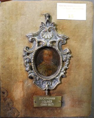 une plaque sur laquelle figure la photo d'un homme