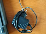 une photo d'un ordinateur portable et d'un chargeur posés sur une table