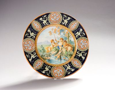une assiette avec une peinture sur une surface blanche