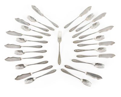 de nombreuses fourchettes et cuillères disposées en cercle