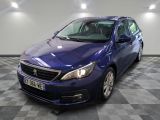 la voiture bleue est garée sur un sol en damier dans le garage