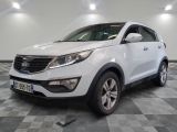 le 4x4 blanc est garé sur un sol en damier dans le garage