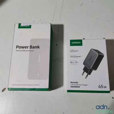 deux boîtes de batteries externes posées l'une à côté de l'autre sur une table