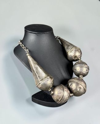 gros plan d'un collier sur un mannequin posé sur une table