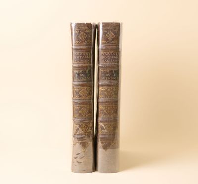 Les deux livres sont posés côte à côte sur la table.