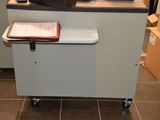 une photo d'un micro-ondes posé sur un chariot dans une cuisine