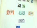 une photo d'une photo d'un mur avec des timbres dessus
