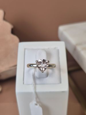 une bague qui se trouve dans une boîte sur une table