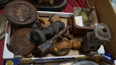une boîte remplie de vieux objets posée sur une table