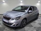 la voiture argentée est garée sur un sol en damier dans le garage