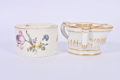 une paire de tasses et soucoupes en porcelaine ornées de motifs floraux