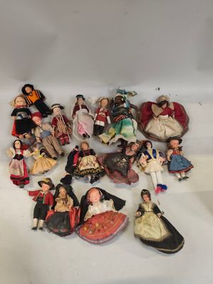 un grand nombre de figurines posées sur une table