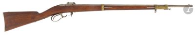 un vieux fusil avec un canon en bois sur fond blanc