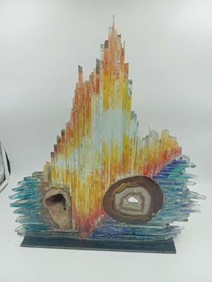 une sculpture en verre représentant une montagne avec un feu à l'intérieur