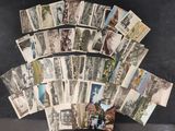 une vieille photo montrant une pile de vieilles cartes postales posées sur une table