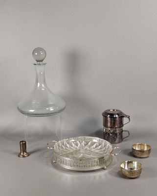 beaucoup d'objets en argent et en verre sur la table