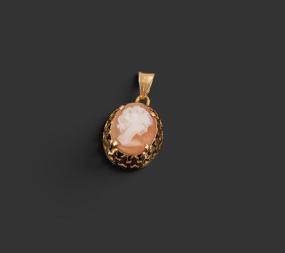 un pendentif en or représentant une femme dans un coquillage