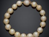 un bracelet en perles de culture et diamants