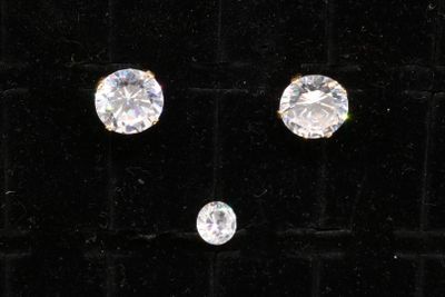 Paire de puces d'oreilles en or jaune ornées de pierres d'im…