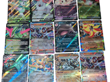 Plusieurs cartes Pokémon sont disposées sur une table avec un fond blanc.