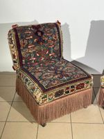 Réunion de deux chauffeuses en bois noirci reposant sur des … (photo 2)