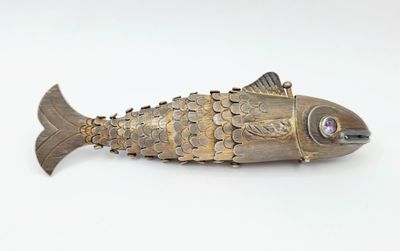 figurine de poisson en argent et en or avec des yeux en améthore