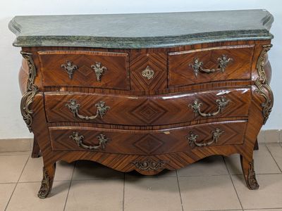 Commode tombeau galbée sur les trois faces à quatre tiroirs …