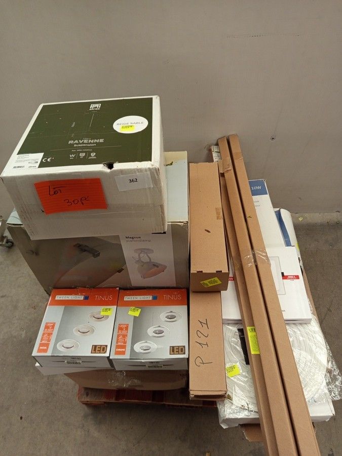 Lot de 120 pièces luminaires de différents modèles