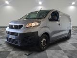 la camionnette argentée est garée sur un sol en damier dans le garage