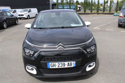 l'avant d'une Citroën noire garée sur un parking à côté d'autres voitures