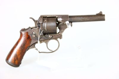 un vieux fusil avec une poignée en bois sur fond blanc