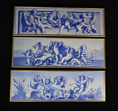trois peintures sur carreaux bleus et blancs représentant un groupe de chérensils