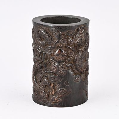 un vase noir orné d'un motif de dragon