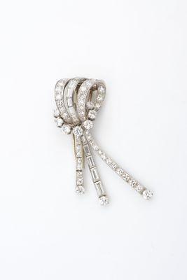 une broche antique en forme de nœud, sertie de diamants