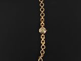 un bracelet en or composé d'un maillon de chaîne et d'un fermoir à perle