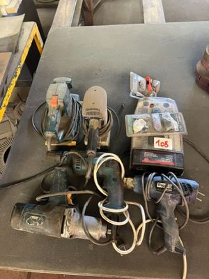 many tools that are sitting on a table