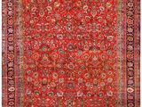 un tapis rouge à motifs floraux