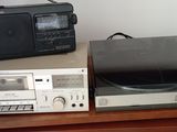 une radio posée sur une étagère à côté d'un lecteur CD